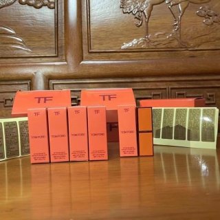 💹30✍️专柜版本,
TF苦桃口红限量版,2⃣色: 16#,100#。
TF桃涩花蜜限量班口红正装👉 对版质量 ❗️三支塑封❗️管包腊纸✔️可配中文标。原打盒私模