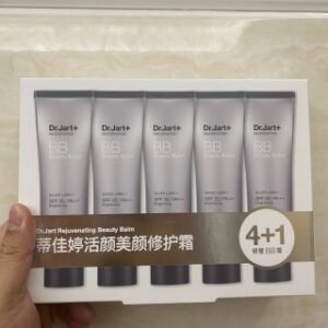 💹26✍️专柜版本,单只
蒂佳婷银管BB霜40ml!吃火锅都不掉妆,它的遮瑕力度一绝,能遮盖泛红、打造无暇美肌!SPF50/PA++的防晒指数,能有效隔绝外界紫外线照射,提亮肤色改善肌肤暗沉。持妆度高,基本能保证一天的妆容!!! 一支三用,性价比真的超高。