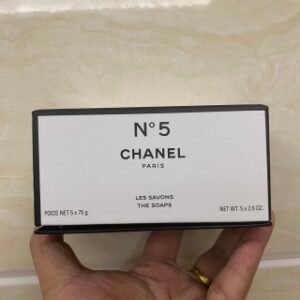 💹70✍🏻专柜版,
香奈儿沐浴香皂五件套!75g×5。玫瑰茉莉混合香,可以用来洗脸沐浴更加可以香薰放在衣柜,起泡效率贼高,泡泡还绵密,好冲洗不假滑!和沐浴露一对比肤感高下立见,洗完澡真的身上清爽无比,特别明显的有香味儿~清爽不艳腻,莫名有点撩~