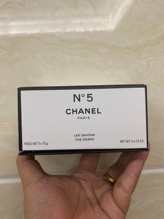 💹70✍🏻专柜版,
香奈儿沐浴香皂五件套!75g×5。玫瑰茉莉混合香,可以用来洗脸沐浴更加可以香薰放在衣柜,起泡效率贼高,泡泡还绵密,好冲洗不假滑!和沐浴露一对比肤感高下立见,洗完澡真的身上清爽无比,特别明显的有香味儿~清爽不艳腻,莫名有点撩~