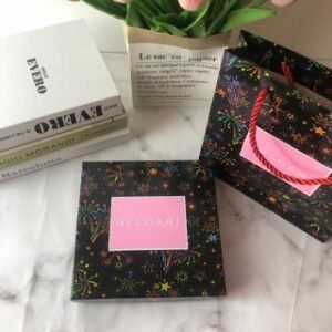 💹60✍️专柜版本
宝格丽醉美烟花香水小样七件套/宝格丽醉美烟花Q版7件套（配礼袋）7.5ml×7，套装内含🔜魅影晚香，鎏金凝香，浪漫玫香，蓝茶，醉美兰香，魅夜茉莉，明彩馨香。