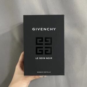 💹33✍️专柜版本
纪梵希墨藻面膜4片装。李佳琦推荐纪梵希墨藻面膜！毫不夸张的说，#纪梵希面膜足以给你肌肤任何想要的呵护√换季敏感➕干燥√熬夜暗沉➕脆弱√肌肤老化➕倦容一瓶足够了！配合墨藻精华水面膜，赋予肌肤内在修复力➕外在储水力！世纪断货王[憨笑]千呼万唤。