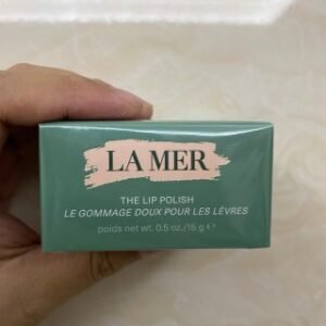 💹50✍🏻专柜版，
海蓝之谜唇部磨砂膏15g！质地肉粉色磨砂颗粒，虽然是磨砂，但是并不刺激，还是它家专有的甜味，薄荷的清凉感，主要功能是去死皮👏打圈按摩嘴唇，然后颗粒化了，纸巾擦掉，一周3次即可👍