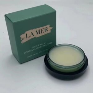 💹45✍️明通版本
新版 海蓝之谜唇膏玫瑰金盖✔配中文标✔玫瑰金盖子❗️lamer海蓝之谜唇膏！一个月有效去唇纹，唇膏中的爱马仕 👑被誉为“世界上最好用的唇膏”～尤其爱涂口红的仙女们，很重要！可作唇膜，睡前涂嘴上，第二天嘴唇超级润而且粉嫩！还可为唇膏打底，有助于均匀上色。这个对纹完唇的妞修复也超级好[呲牙]很多明星都在用！lamer海蓝之谜修复唇膏9g