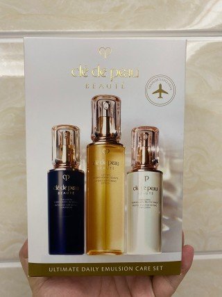 💹240✍️明通版本
CPB肌肤之钥水乳三件套,新日期,包含:滋润水+日乳+夜乳,对版对味,可过真假对比图,可佩海免新版标,cdf袋子,需要下单备注!