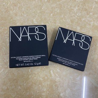 💹42✍️专柜版本
实拍 NARS纳斯黑方盒气垫 12g,现货两色:Deauville柔米色,Mont blanc粉白色
