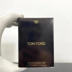 💹40✍️专柜版本
TF冰皮蜜粉饼9g ),A92编码!2️⃣色:01号象牙白,02号自然白。TF冰皮蜜粉饼高级的毫不费力~~发现了一块TF的冷门宝藏单品———冰皮蜜粉饼!经典黑金配色,一如既往的高级精致。粉质细腻到几乎没有粉感,丝滑柔和,不会有厚重的粉质感!上脸就像冰皮一样轻薄通透 高级的裸妆感定妆真的可以相信TF!蜜粉饼其实等同于散粉和散粉一样作为定妆用遮瑕力几乎没有TF这块蜜粉饼让我惊喜的是自带散粉刷!!毛刷毛柔软~抓粉力十足~即使在外面补妆也是精致感满满!