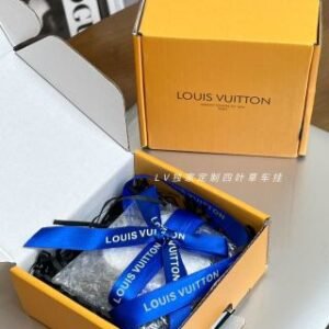 💹32✍️专柜版本
LV风中玫瑰四叶草车挂
▪️LV独家定制四叶草车挂
▪️送礼好品味天花板🎀
精致的像份艺术品
像是自己给自己的那种仪式感
仅仅凭借颜值 就值得为它花钱❗
Lv标志性老花logo浮雕的品牌标志
太太太吃他的颜啦
小小的一片想挂哪里挂哪里 !!
衣柜/车内/房间/鞋柜 外观简约高级
小小的一片香了我一整个屋子 绝了