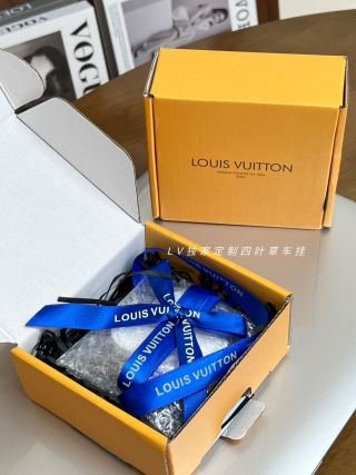 💹32✍️专柜版本
LV风中玫瑰四叶草车挂
▪️LV独家定制四叶草车挂
▪️送礼好品味天花板🎀
精致的像份艺术品
像是自己给自己的那种仪式感
仅仅凭借颜值 就值得为它花钱❗
Lv标志性老花logo浮雕的品牌标志
太太太吃他的颜啦
小小的一片想挂哪里挂哪里 !!
衣柜/车内/房间/鞋柜 外观简约高级
小小的一片香了我一整个屋子 绝了