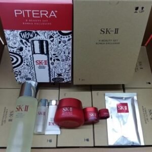 💹400✍️明通版本
SK韩流美肌七件套 ,内含:神仙水230ml,滋润面霜80g,洗面奶20ml,清盈露30ml,面霜15ml,面膜1片,眼霜2.5ml。