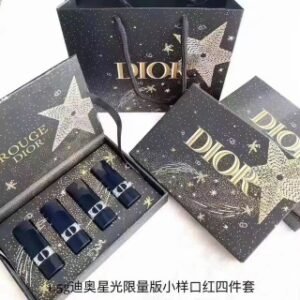 💹55✍️专柜版本
迪奥星光限量版口红小样四件套盒
独家私模，明通质量
1.5g*4支星光限量版铝管：999+720+840+760
打码3F01，件80套
有效期至2026年06月