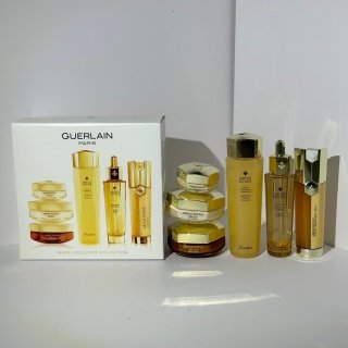 💹175✍️专柜版本
娇兰帝皇蜂姿六件套!内含:娇爽肤水150ml,黄金复原蜜50ml,双效修护精华露50ml,日霜50ml,晚霜50ml,眼霜15ml。