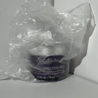 💹38✍️专柜版本
科颜氏紫玻A面霜75ml🔜!对版对味❗️明通市场认可版本✔️科颜氏紫玻A面霜明通版50ml✔玻色因修颜霜提拉紧致抗老皱改善暗沉,抗老要趁早 科颜氏新品紫玻A抗老面霜50ml 对于抗老产品来说,最看重的就是品质和成分了~堪比贵价的华丽三大成分~玻色因、植物超A元和白桦茸多酚。很多宝宝应该都有了解~玻色因是挺有名的抗老修复成分,促’进胶原蛋白合‘成,有紧致肌肤的作用!植物超A元是视黄醇的替代成分,规律表皮代谢,改’善皱纹。白桦茸多酚据说是抗氧化用的,负责提‘亮肤色,还有抗糖的效果中文标
