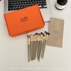 💹38✍️爱马仕限定款挚爱便携化妆刷
一个精巧的礼盒+皮包收纳包+里面13把刷子
规格：13支/套（点彩刷、高光刷、火苗晕染刷、大号眼影刷、圆头晕染刷、小号眼影刷、细节刷、卧蚕刷、眉刷、遮瑕刷、修容刷、眼线刷、鼻影刷）