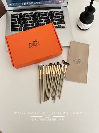 💹38✍️爱马仕限定款挚爱便携化妆刷
一个精巧的礼盒+皮包收纳包+里面13把刷子
规格:13支/套(点彩刷、高光刷、火苗晕染刷、大号眼影刷、圆头晕染刷、小号眼影刷、细节刷、卧蚕刷、眉刷、遮瑕刷、修容刷、眼线刷、鼻影刷)