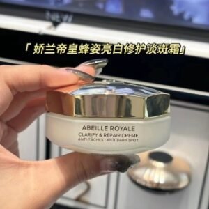 💹52✍️专柜版本
娇兰帝皇蜂姿亮白淡斑霜50ml！淡化黑斑。蜂光霜搭载升级黑蜂修护科技，更添加融蕴焕亮白蜂蜜和淡斑维生素C衍生物的精研焕亮精粹。配方93%成分源自天然，乳霜质地兼具柔软与清新。