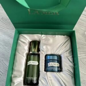 💹240✍️明通版本
海蓝之谜精粹水+奇迹晚霜两件套
神仙组合🎁圣诞礼物
💚Lamer海蓝之谜精粹水150ml 全新修复精粹液/浓缩奇迹水150ml。  蕴藏四大活肤功效：再生修护，保湿滋养，舒缓调理，匀亮肤色，如同肌肤的能量电池，👏为肌肤活力充电，让后续保养产品发挥极致功效。
海蓝之谜奇迹晚霜60ml
给肌肤细胞级深眠修护，予你最深愈的身心睡眠💤一夜8重抗老，醒来肌肤亮 紧 提get饱满发光肌🌸