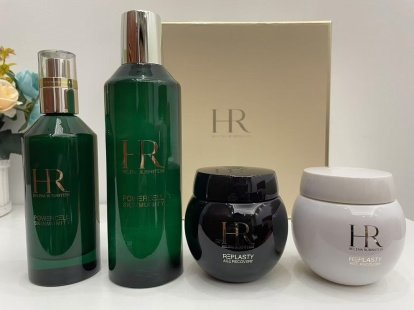 💹440✍️明通版本
HR赫莲娜王炸礼盒四件套(新肌水200ml+绿宝瓶精华100ml+黑绷带面霜50ml+白绷带面霜50ml) 细节全对版 同步正品质量 平台团购直播直出无压力 细节全对版 配中文标 配礼袋 件12套.