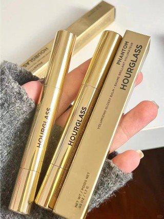💹25✍️专柜版本
Hourglass黄金烟管唇膏笔1.7g/固体唇蜜唇釉口红
🔜 高质量❗6️⃣色: #100 RISE 肉桂奶茶,#105 TRACE 奶咖色, #120 DESIRE蜜桃冰沙, #125 SLIP 玫瑰色, #135 HAZE 豆沙色, #180 ROUSE 乌龙茶棕.
Hourglass丰盈润泽镜面黄金烟管唇膏笔固体唇蜜,六色现货100.105.120.125.135.180,对版质量 非市场普通版本,一打24支 一件384支