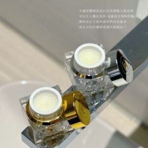 💹32✍️专柜版本
香奈儿 固体香膏5g，现货味道🔜
金色：英国梨与小苍兰
银色：希尔顿精灵