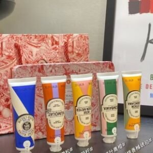 💹40✍️明通版本
2025新款 欧舒丹樱花护手霜五件套 铁盒
新品 欧舒丹金橘雪松套装护手霜30ml五件套.配手提袋!