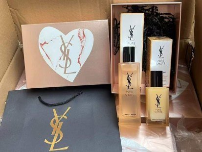 💹100✍️明通版本
新品圣罗兰调皮水乳两件套.包含:水150ml+乳液75ml.配礼袋.可配中文标.需要下单备注!