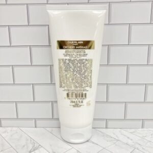 💹30✍️专柜版本
娇兰御庭兰花面霜院装200ml!功效:丰润型。娇兰御廷兰花臻兰面霜沙龙美容院线装200ml,味道清香高级,质地轻薄像冰激凌,吸收奇快,涂完皮肤柔软细腻,空调房一天待下来也不会干燥,睡觉起床皮肤也依然干净清爽,完全没有油光的缺水症状。一个月下来,觉得皮肤的细腻度透亮度都有明显改善。最近屡屡敢于素颜出门甚至出镜,感觉它功不可没!娇兰御庭兰花焕活面霜200ml!娇兰御廷兰花面霜院装200ml。