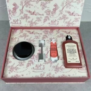 💹120✍️明通版本
新品欧舒丹绮梦樱花四件套,包含:身体乳200ml+香氛沐浴啫喱250ml+护手霜30ml +刮板1个,配中文标 礼品袋