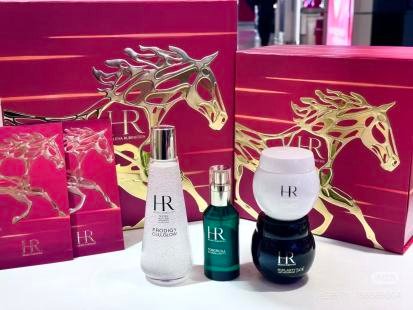 💹415✍️明通版本
HR赫莲娜绿宝瓶马年限定礼盒四件套.配手提袋.包含:绿宝瓶精华50ml+黑绷带50px50ml+白绷带面霜50ml+小露珠200ml.对版对味.官网同步.产品都是明通版.可冲正.独家货源.