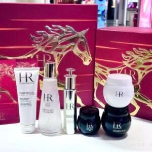 💹600✍️明通版本
HR赫莲娜小针管马年限定礼盒六件套.配手提袋.包含:白绷带面霜50ml+黑绷带50px50ml+新款小露珠水200ml+小针管精华50ml+黑绷带眼霜15ml（配按摩头）+洗面奶125ml.对版对味.官网同步.产品都是明通版.可冲正.独家货源.到货不多！