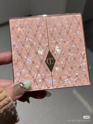 💹45✍️专柜版本
高质量对版粉质对味 CT四色4色/高光腮红面部综合盘4✖️3.8g 深色
件144 批号:B5KD