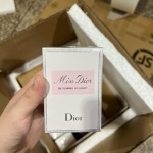 💹45✍️专柜版本/50ml-100ml 
迪奥丝带甜心淡香水50ml
🔜 一比一质量❗️ Dior迪奥高定礼服裙丝带23版甜心小姐女士香水50ml
前调：意大利柑橘精华
中调：双瓣茉莉纯香
基调：印尼广藿香精华