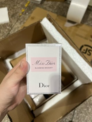 💹45✍️专柜版本/50ml-100ml
迪奥丝带甜心淡香水50ml
🔜 一比一质量❗️ Dior迪奥高定礼服裙丝带23版甜心小姐女士香水50ml
前调:意大利柑橘精华
中调:双瓣茉莉纯香
基调:印尼广藿香精华