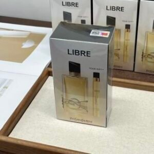 💹115✍️专柜版本
圣罗兰自由之香1+1套装!内含:浓香型含正装90ml+10ml便携装。让你居家外出都能随时补香!!!一喷就贼带劲儿!闻着就俩字!上头!!
怪不得那么多人喜欢!!
圣罗兰YSY自由之水便携式香水套裝好闻推荐内含正90ml+10ml
在家喷大支的香水,外出后,香水的味道会随着空气风吹慢慢变淡,这个时候就需要小支的便携香水出场,补一补自己喜欢的香气了,所以购买香水时,香水的大小组合装就非常合适了唷👍