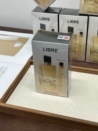 💹115✍️专柜版本
圣罗兰自由之香1+1套装!内含:浓香型含正装90ml+10ml便携装。让你居家外出都能随时补香!!!一喷就贼带劲儿!闻着就俩字!上头!!
怪不得那么多人喜欢!!
圣罗兰YSY自由之水便携式香水套裝好闻推荐内含正90ml+10ml
在家喷大支的香水,外出后,香水的味道会随着空气风吹慢慢变淡,这个时候就需要小支的便携香水出场,补一补自己喜欢的香气了,所以购买香水时,香水的大小组合装就非常合适了唷👍