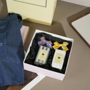 💹120✍️专柜版本
祖马龙鎏金花影沐浴香氛两件套!内含:250ml英国梨沐浴露,250ml蓝风铃润肤乳。