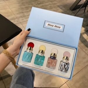 💹35✍️普通
Miumiu香水中样四件套4×20ml
一个套盒集齐miumiu家全系列
外貌协会的少女心怎么可能不是最爱～
我感觉拥有了它好像拥有了全世界 嘻嘻开心
第一代miu'miu同名香水，味道比较甜腻
前调：铃兰
中调：犬玫瑰
后调：阿奇加拉木
第二代miu'miu滢蓝女士淡香水，清新
前调：铃兰
中调：金银花
后调：阿奇加拉木
第三代miu'miu L’EAU ROSEE 玫瑰之水女士淡香氛，香甜清新
前调：黑醋粟
中调：百合
后调：麝香
第四代MIUMIU Fleur d’Argent 女士香氛
前调：栀子花、西西里佛手柑
中调：夜来香、茉莉、白胡椒、金银花
后调：生姜、雪松、麝香