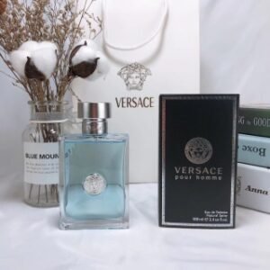 💹40✍️专柜版本
范思哲同名男士香水100ml
🔜 一比一质量❗️💕专柜Versace范思哲Pour homme同名经典男士淡香水100ML,⚠️隐形管,香调:清新柑橘水生调前味:柑橘、橙花、香柠檬、谷粒。中味:天竺葵、风信子、鼠尾草、雪松。后味:汤加豆、麝香、琥珀。