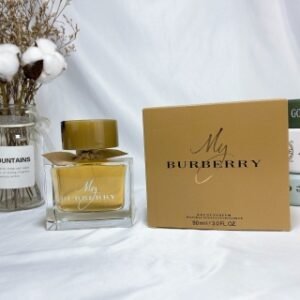 💹50✍️专柜版本
Burberry my巴宝莉 黄专属/黄my我的博柏利女士香水90ML【香调】花香调【前调】香豌豆、佛手柑【中调】天竺葵叶、小苍兰、金榅桲【后调】大马士革玫瑰、千叶玫瑰、广藿香