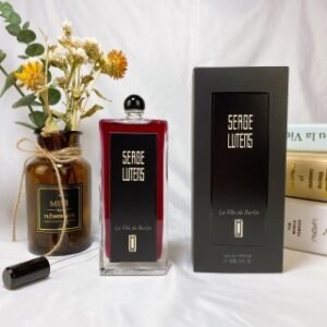 💹55✍️专柜版本
芦丹氏柏林少女100ml，卢丹氏
 SERGE LUTENS LA FILLE DE BERLIN
香调:东方花香调
前调:玫瑰老鹳草
中调:玫瑰草
后调:广藿香橡木苔蜂蜜
属性:中性香
柏林少女，芦丹氏家大红大紫的一款香。
她的创作来源于《尼伯龙根的指环》，
而这其中奥丁的女儿 BRYNHILD女武神就是柏林少女的原型。
前调是呛鼻的红玫瑰，带刺的玫瑰。
胡椒带来的粉感与辛味就像是玫瑰的荆棘，
和盘托出一株在冰雪里绽放的美丽
红玫。就像是雪地里的一滩鲜血一样，刚刚一剑封喉，
猩红的液体在雪上蒸腾出带着腥味的热气。
冷与热并存，触目惊心，无法释怀。
胡椒带来的味道与玫瑰结合成了一种带着新鲜血液的味道，
冷而璀璨，像是少女蓝色眸子里闪
着的无情的光。话梅一般的粉感从胡椒深处渐渐窜出来，
带来了一丝丝酸甜，一丝丝脂粉感，随着胡椒的缓缓谢
幕，柔软地扩散开来