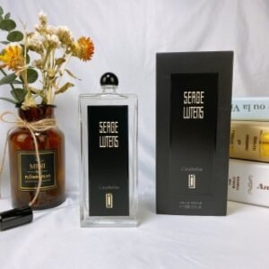 💹55✍️专柜版本
芦丹氏孤儿怨(孤女)100ml
 卢丹氏SERGE LUTENS L' ORPHELINE
气味:焚香麝香
属性:中性香
第一反应怎么这么温柔，
第二感觉就是像银影清木里面没药柏木带来的脂感书香气息。
并不女，也不孤独。
带丁香花椒的狂恋苦艾+银影清木
基本上就是接近的气息了。
类似迷迭香的气息其实是丁香花椒薄荷与雪松交融而成的，
我可以很确定的闻到丁香与花椒辛麻的气息。伴随
薄荷雪松的轻柔气息非常空灵，
直上云霄之后缓缓而降，这款香水的气质感就是这样。
柔和甚至是甜蜜的的焚香可以在手腕上呆上两天萦绕不去