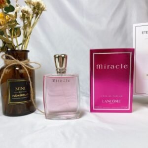 💹45✍️专柜版本
兰蔻 奇迹（真爱奇迹）50ml
Lancome Miracle品牌：兰蔻香调：花香调前调：荔枝小苍兰中调：木兰生姜橘子胡椒茉莉后调：琥珀麝香茉莉属性：女香调香师：Harry Fremont,Alberto Morillas标签：清新辛辣花香果香热带水果水感白色花3.兰蔻 奇迹绽放 Lancome Miracle Blossom品牌：兰蔻香调：花香调前调：苹果橘子荔枝中调：玫瑰茉莉牡丹后调：檀香木麝香属性：女香标签：清新果香玫瑰花香热带水果柑橘