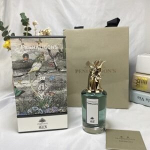 💹75✍️专柜版本
潘海利根 Penhaligons肖像兽首 无情的海伦(鹦鹉)75ml,配袋
气味:橘子晚香玉木质香
想集齐兽首系列的童靴,心疼你们了,鹦鹉作为兽首全线里面比较温柔的存在,真的不能错过。细腻的牛奶味,丝毫没有攻击性,是一只温柔的鹦鹉,晚香玉的香气掺进了牛奶的丝滑之中,结构很简单,却很精彩。
