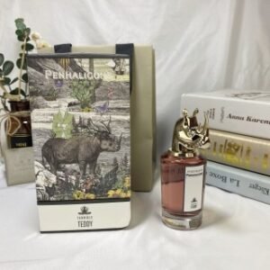 💹75✍️专柜版本
潘海利根兽首 犀牛75ml
温暖又危险的皮革辛香调
前调·梵香
神秘的梵香伴随着
粉红胡椒的微光
带出一抹清澈的嘹亮
中调皮革
深邃的皮革与柔软的雪松交叠
是别样的纯粹
尾调·龙涎香
珍贵龙涎香与香草根的编织
寂静与鲜活的绝妙平衡