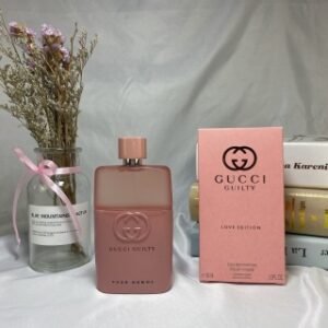 💹50✍️专柜版本
Gucci/古驰罪爱2020年情人节限量情侣香水LOVE EDITION 粉瓶女士90ml

女香主打果树花香调
女香采用了哑光粉色瓶，是具有清新的花香型，添加了一般香水中比较少见的水仙花
前调：佛手柑，葡萄柚和水仙花
中调：覆盆子，紫罗兰和茉莉花;
尾调：麝香，广藿香和龙涎香。