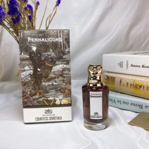 💹75✍️专柜版本
潘海利根 兽首系列 猫头鹰多罗西亚公爵夫人 75ml
Penhaligon's The Ruthless Countess Dorothea
香调:东方美食调
前调:香柠檬生姜 肉桂
中调:蜂蜡快乐鼠尾草 马黛茶
后调:克什米尔木 香草白葡萄酒
猫头鹰的香味很独特,适合睿智的女士。一开始是十分清新犹如清爽的柠檬茶香,过后就能闻到提神的红姜味、肉桂味、和优雅的葡萄酒香。佛能想象到一位女士饮茶,品红酒的优雅姿态。加入的香草味增加了适度的甜味,麝香
木质元素增加了温暖。