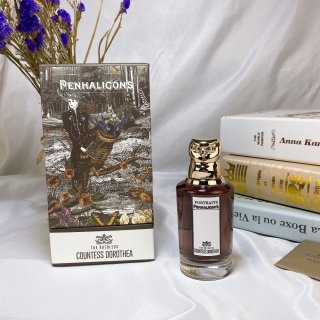 💹75✍️专柜版本
潘海利根 兽首系列 猫头鹰多罗西亚公爵夫人 75ml
Penhaligon's The Ruthless Countess Dorothea
香调:东方美食调
前调:香柠檬生姜 肉桂
中调:蜂蜡快乐鼠尾草 马黛茶
后调:克什米尔木 香草白葡萄酒
猫头鹰的香味很独特,适合睿智的女士。一开始是十分清新犹如清爽的柠檬茶香,过后就能闻到提神的红姜味、肉桂味、和优雅的葡萄酒香。佛能想象到一位女士饮茶,品红酒的优雅姿态。加入的香草味增加了适度的甜味,麝香
木质元素增加了温暖。