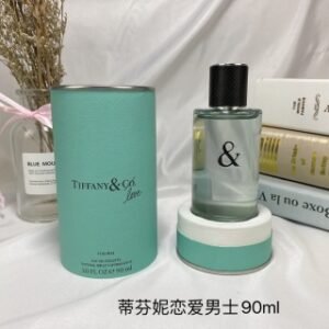 💹60✍️专柜版本
Tiffany蒂芙尼恋语系列-恋爱男士淡香水90ML  love for him
香調:柑橘馥奇香调
前調:生姜橘子小豆蔻
中调:杜松栢树
后調:红杉檀香木香根草
前调很显的生姜味道，带有木质的柑香，杜松的芳香清新感
与柏树的温暖树脂味融合，相得益彰，檀香和红杉衬托出所有香气
展现出的是既优雅端庄又非常绅士的木质调。