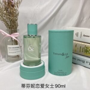 💹60✍️专柜版本
Tiffany蒂芙尼恋语系列-恋爱女士香水90ml  love for her
香調:花香调
前調:罗勒葡萄柚
中调:橙花油
后调:红杉香根草松
罗勒和葡萄柚的前调说明她是一个小青新，清新透明微甜亳丽。
细闻可以感受到橙花的芬芳，木质调托底，回甘耐人寻味