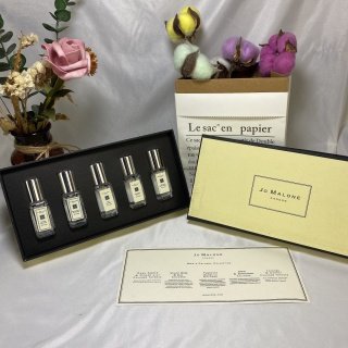 💹38✍️专柜版本,
祖马龙香水小样五件套/经典版
青柠罗勒叶+橙花+蓝风铃+黑莓+英国梨,⚠️对版六角喷头,9ML 带喷头x5支装🔥祖玛龙古龙香水套装~9ml。 太合适了! 送礼🈶️面子祖·玛珑是雅诗兰黛旗下一个专做香水和护肤品的英国品牌,该品牌的特色就做各种个性化且时尚的高端香水。与祖·玛珑这个品牌一直坚持传递小清新风格有关,他对于旗下每一款香水浓度一律定义为Cologne(古龙水),而实际上有些香水的浓度其实已经算的上EDT(淡香水)了